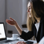 Profissional de SEO Semântico Home Office Atendendo